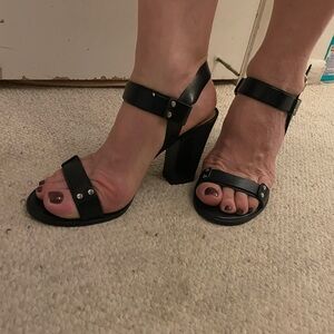 Signature Vincent Camuto sandal with  2.5 inch size 8 /38